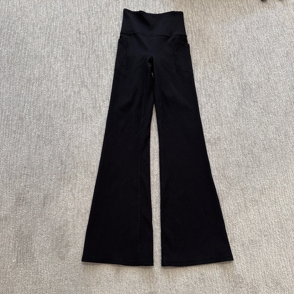 NWOT Athleta Salutation Stash Rib Flare Pants - Picture 2 of 5